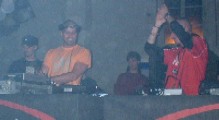 GABRY FASANO, CHRIS LIEBING E ZICKY IN CONSOLE